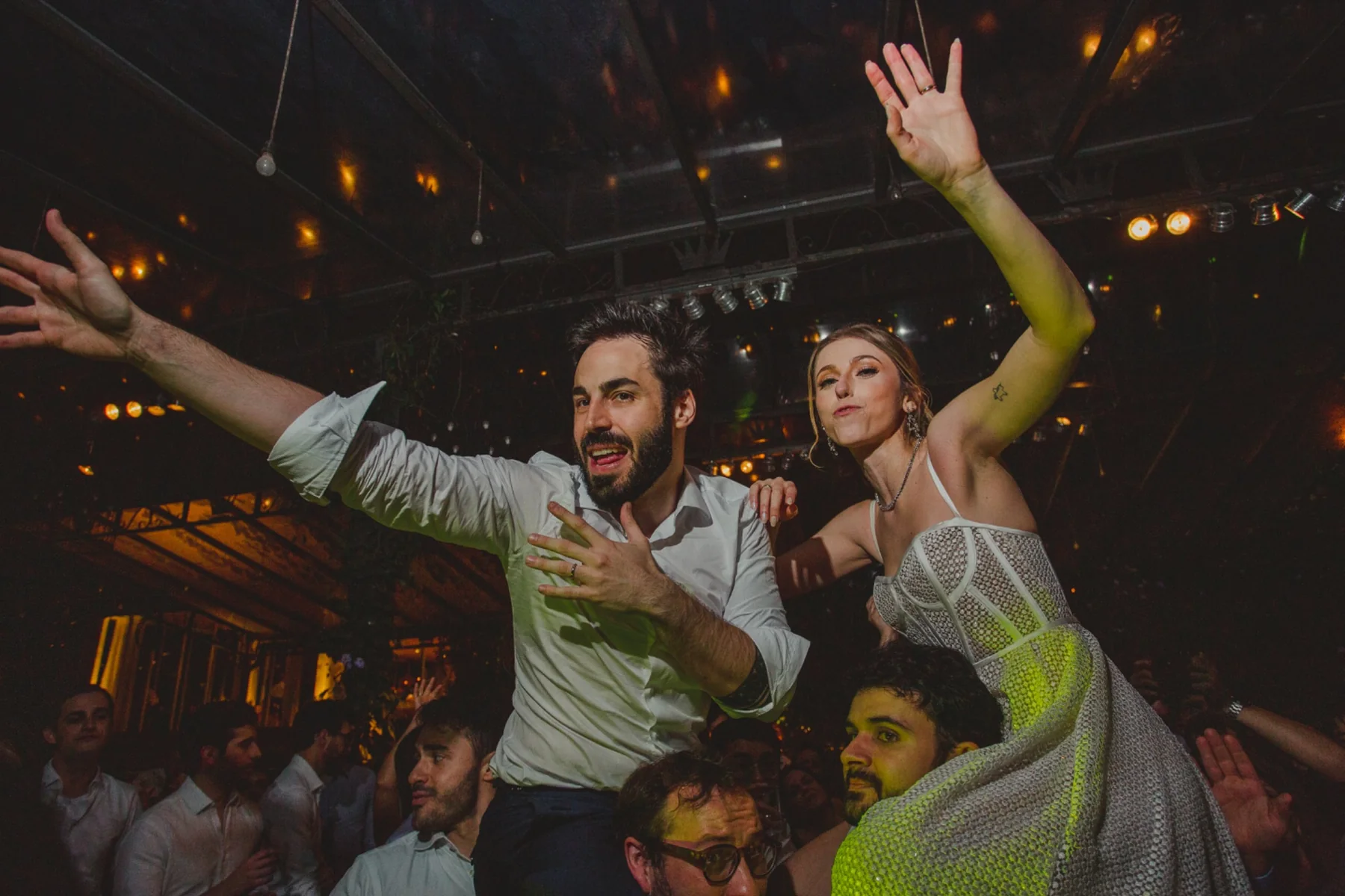Noivos celebrando durante a festa de casamento