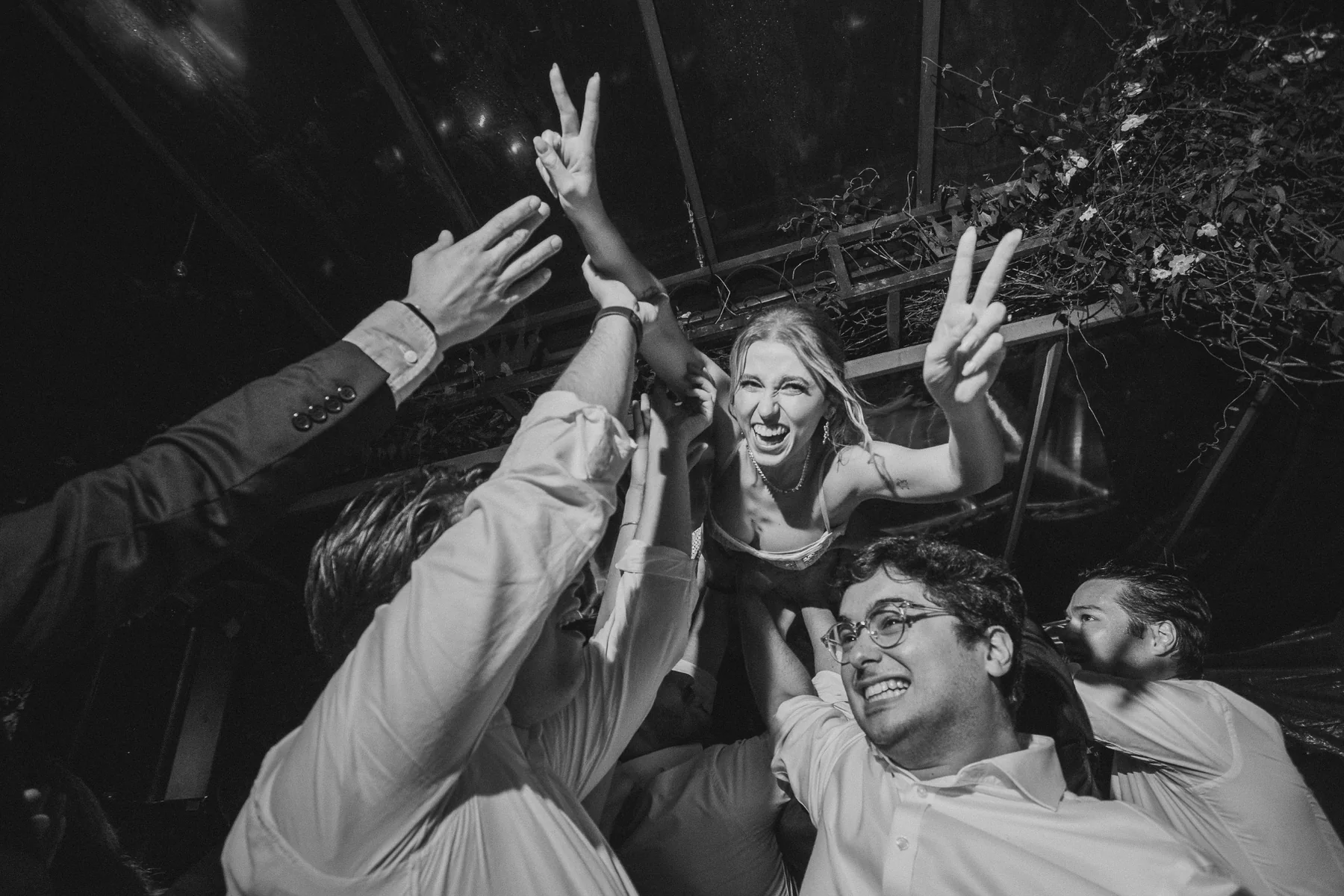 Noiva celebrando na pista de dança em fotografia preto e branco