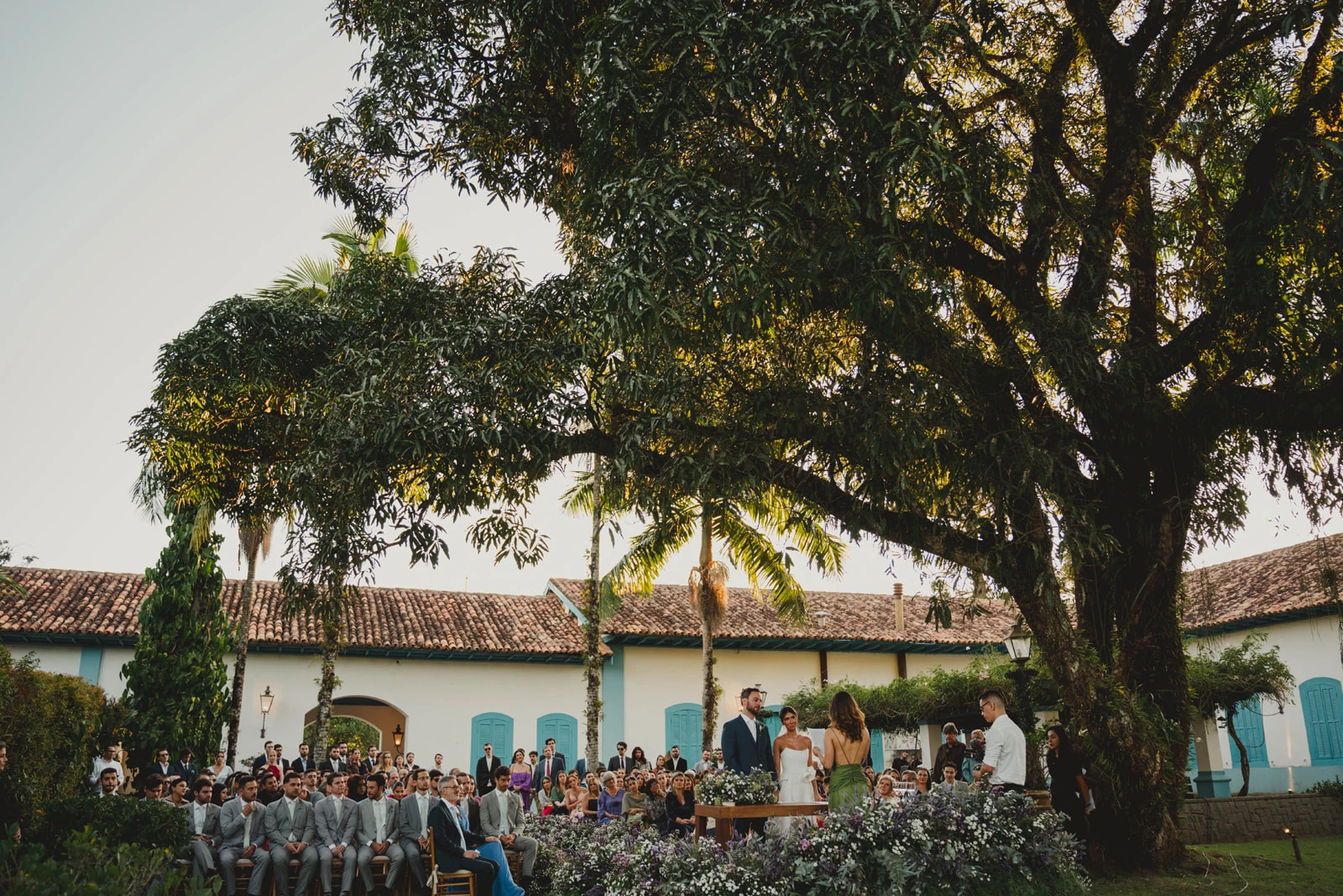 Vista ampla de casamento em fazenda